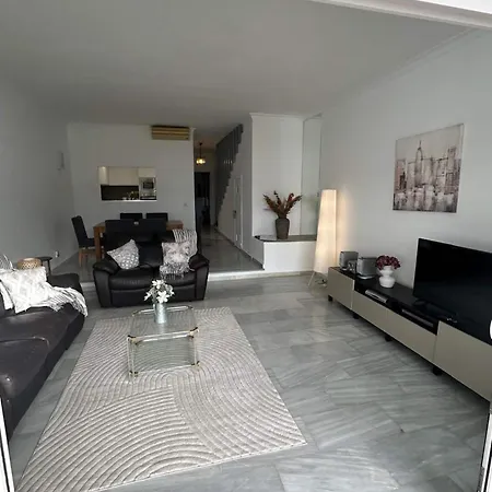 Townhouse Near Puerto Banus-heated Pool بيت للعطل *